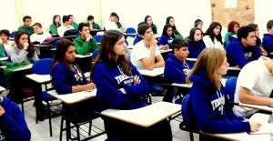 Alunos em palestra do Prof. Wagner sobre o curso de economia.